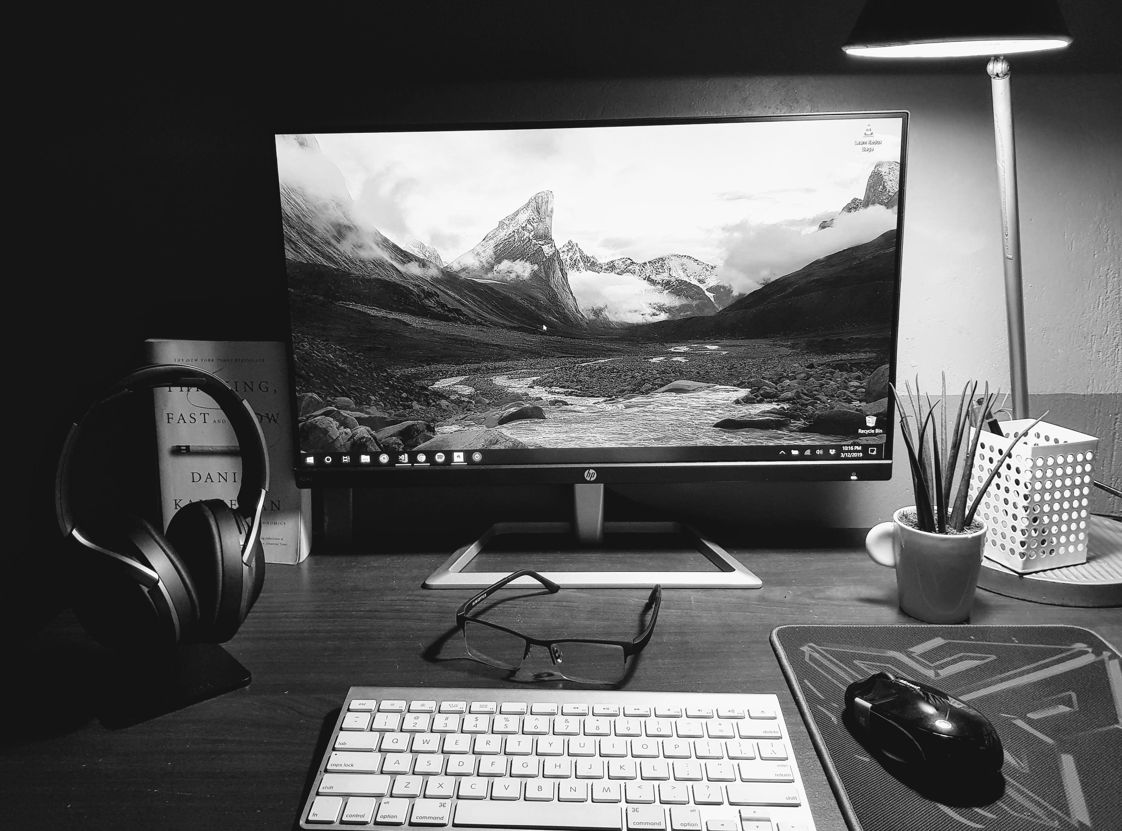 Sitting-down Desk